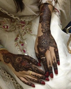 Gorgeous Back hand Desings for Wedding